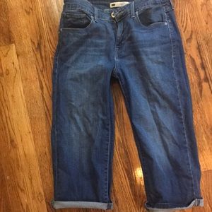 Women Levi’s Capris!